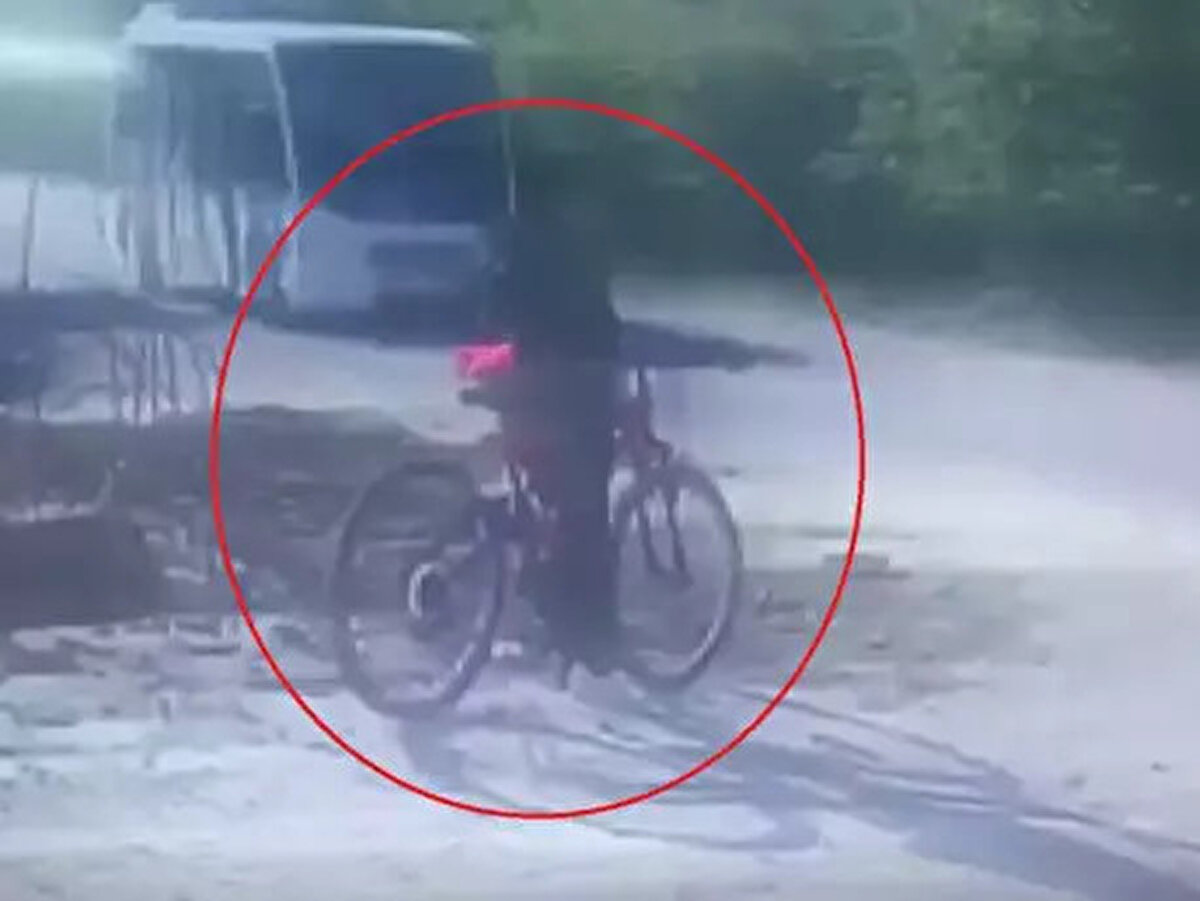 "15 dakika neden ambulans aranmadı"<br><br>Görüntülerdeki zaman ve olay yerinde yaptıkları mesafe hesabıyla tutuksuz sanığın verdiği ifadelerin örtüşmediğini söyleyen avukat Şermin Tankut, silah sesinin duyulduğu saat ile ambulansın aranması arasında 15 dakika olduğunu belirterek şunları söyledi:<br><br>“Kerem'in yürürken kamera kayıtları var. Kamera kaydı olmasına rağmen, 7 yıldır bir tatbikat yapılmamış. Biz kendi imkanlarımızla yaptık. Baba yürüdü, bir çocuk bulup yürüttük, biz yürüdük. Olay yerine Kerem’in gitme dakikası 8 veya 9 dakika. Bu ne demektir? Kerem, olay yerine 08.33 veya 08.34'te varmaktadır. F.B.'nin komşuları olan Ş.Y. ifadesinde, aynı gün toprak yola döndüğünde eve doğru yürüyen bir çocuk olduğunu söylüyor. O toprak yoldan F.B.'nin evine maksimum 3 dakika. Komşu Ş.Y., Kerem’i arabasıyla geçip evinin önüne park ettiğini, eve girip cam açtığını, o sırada bir el silah sesi duyduğunu söylüyor. Bizim düşüncemize göre, olay saat 08.38 civarında meydana geliyor. Çünkü Kerem’in babası çalıştığı otelde olayı izliyor, kendi çocuğunun olduğunu bilmeden. Silah sesinden sonra baba saatine bakıyor. Çünkü çalışan elemanlara çay yapacak, zaman gecikti mi diye. Balkona çay telvesini dökmeye çıkıyor. 08.42'de olay yerinde komşu Ş.Y.'nin arabasını park etmiş, arka kapıları açık vaziyette görüyor. Bu ne demektir, 08.42'de çocuk artık vefat etmiş. Ambulansı arama saati de 08.53. 15 dakika neden ambulans aranmadı? İfadelerinde hemen aradıklarını söylüyorlar."