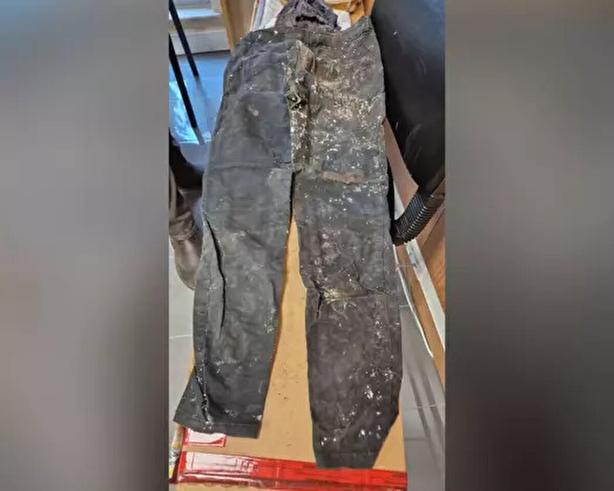 Suçlamayı reddetti<br><br>‘Kasten öldürme’ suçundan 20 Mayıs’ta yargılanmasına başlanan tutuksuz sanık Serpil B., duruşmaya SEGBİS ile Trabzon’dan katıldı. Cinayet iddiasını reddederek, ramazan ayında yaşanan olay günü oruç tuttuğunu, sabah ezanıyla yattığını, evde çocuğunun dışında kardeşinin olduğunu ve silah sesi duyduktan sonra dışarı çıktığını söyleyen Serpil B., "Yalan, öyle bir şey olmaz. Ben de anayım. Keşke benim evladım ölseydi" diye konuştu.