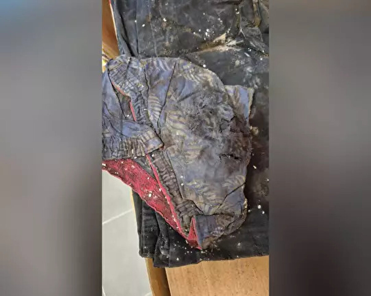 Avukattan, 'Kerem gördüğü bir şey yüzünden öldürüldü' iddiası<br><br>Kerem’in babası Halil ile annesi Rahime Karakaya, sanığın cezalandırılmasını talep ederken, olay sonrasında verilen ifadelerde çelişkiler olduğunu belirten Karakaya ailesinin avukatı Şermin Tankut, "Kerem, balkon kapısından baktıktan sonra bir şey gördü, sonra öldürüldü. Kerem’in elbiselerinde çamur, sürüklenme izleri var. Adli Tıp’ta 4 parmak izi var. Biri tutmuş, infaz edilmiş. Sanığın tutuklanmasını talep ediyoruz" ifadelerini kullandı.