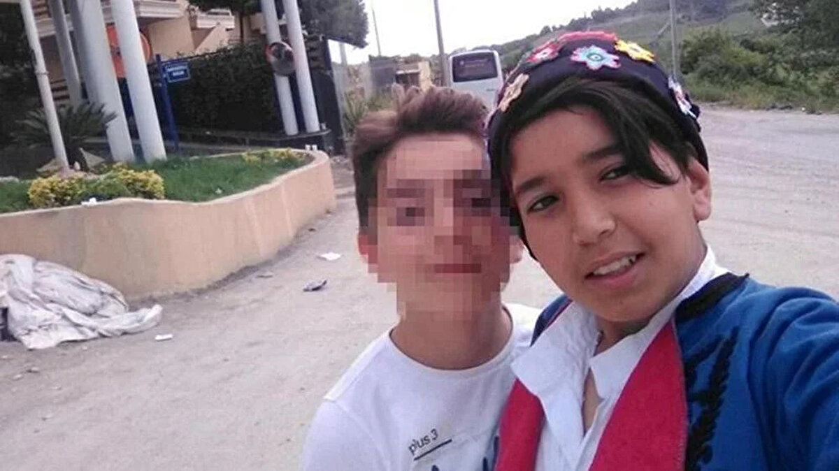 "Olay yeri, 19 santimetre yükseltilmiş"<br><br>Kerem Karakaya'nın öldüğü zemine 19 santimetre beton dökülüp yükseltildiğini de söyleyen avukat Tankut, "Olay yerinin fotoğraflarına baktığımız zaman, bir pencere ve kapı görüyoruz. 3 Haziran, hava sıcak. Muhtemelen camlar, perdeler açık. Çocuğun yapacağı şey, 5 adım atıp kapıya gitmek yerine, belki de camdan baktı. O camdan bakınca ne gördü bilmiyoruz. Biz hala o evin kaç odası var bilmiyoruz. Mahkemede Serpil B.'ye sorduk kaç oda var diye. 3 oda olduğunu söyledi. Ama o ev 1 oda, 1 salon olarak gözüküyor. Hala bilmiyoruz çünkü o eve gidip bir tatbikat yapılmadı. Soruşturma aşamasında tatbikat talebinde bulunduk. Henüz yapılmadı. Son duruşmada da tekrar talepte bulunduk. Şöyle bir durum da var. Gitseler şu an tatbikat için, olay yeri 19 santimetre yükseltilmiş. Beton atılmış oraya. Madem olay gecesi aldınız başınızı gittiniz, olay yerindeki 1,5 buçuk santim betonu, neden 20 santim yükselttiniz? Silahtan çıkan saçmaları mı gizlediniz? Balistik raporu var. Kerem'i öldüren saçma şevrotin. Olay yerinde bulunan kuş saçması. Kerem’in yarasının içinde tek bir saçma bulunmuyor" dedi.<br><br>Karakaya'nın vücudunda morlukların görüldüğü otopsi fotoğrafları da dava dosyasına girerken, kıyafetlerinde de çamur ve küf izleri olduğunu, iç çamaşırının da yırtıldığına dikkat çeken avukat Tankut, “Aynı çuval içinde çıkan emanet eşyalar var. F.B.’nin tişörtü ile Kerem’in kıyafetleri ve ayakkabıları var. F.B.’nin tişörtü tertemiz. Mağazadan alınmış gibi ve hala kendini koruyor 7 yıldır. Kerem’in bütün elbiseleri, ayakkabısı dahil olmak üzere, iç çamaşırı da küf, çamur ve pas içinde. Kerem’in eşyaları öyle bir durumda ki çekme izleri var" diye konuştu.