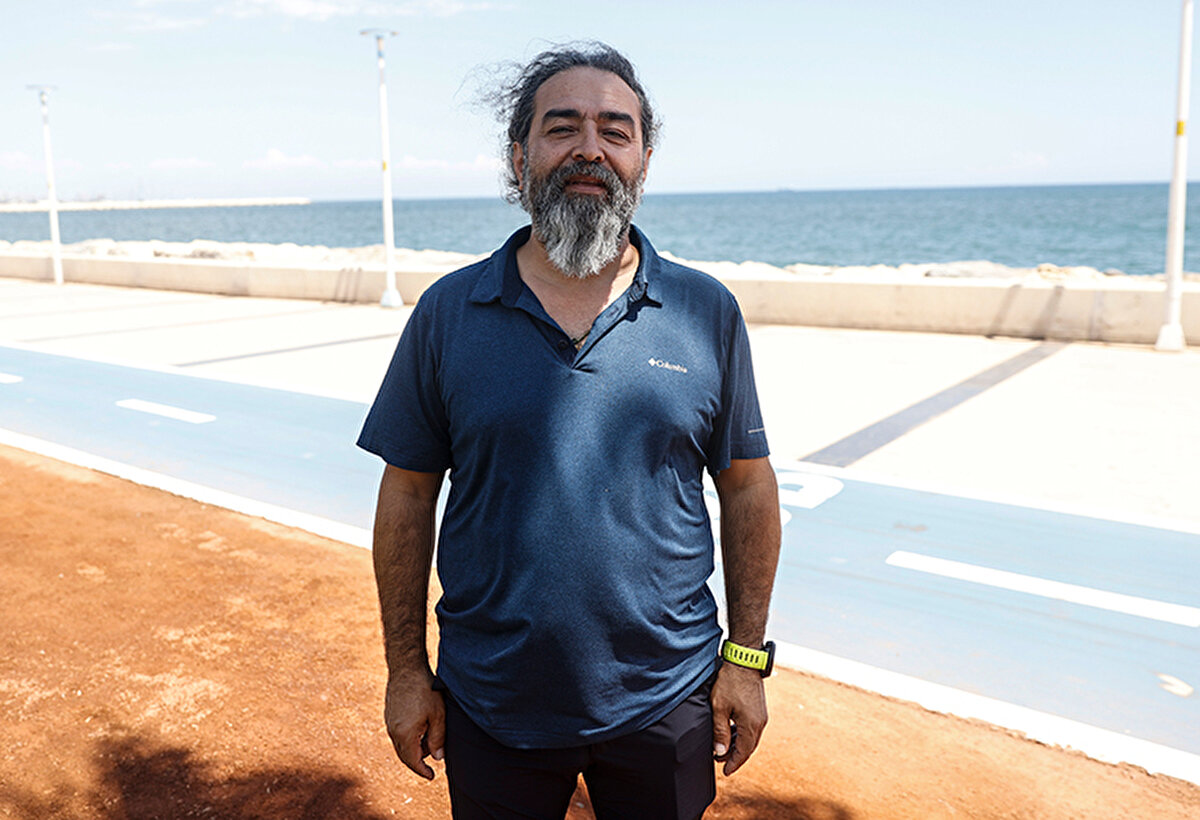 "Müsilaj, Mersin Körfezi için artık bilimsel olarak belgelenmiş durumda"<br>Dip müsilajının etkisinin ortadan kaldırılması için arıtma sistemlerinin iyileştirilmesi gerektiğini vurgulayan Prof. Dr. Ayas, şunları anlattı:<br><br>"Mersin Körfezi'nde müsilajın daha da kalıcı hale gelmesiyle karşılaşabiliriz çünkü körfezin kirlilik yükü çok fazla. Durum çok iyi değil. Buna bağlı olarak yıllardır sıklığı ve boyutu artan şekilde yüzey ve dip müsilajını görmeye devam ediyoruz. Dip müsilajı, Mersin Körfezi için artık bilimsel olarak belgelenmiş durumda bu da körfezin deniz kirliliği konusunda iyi olmadığının somut göstergesi."