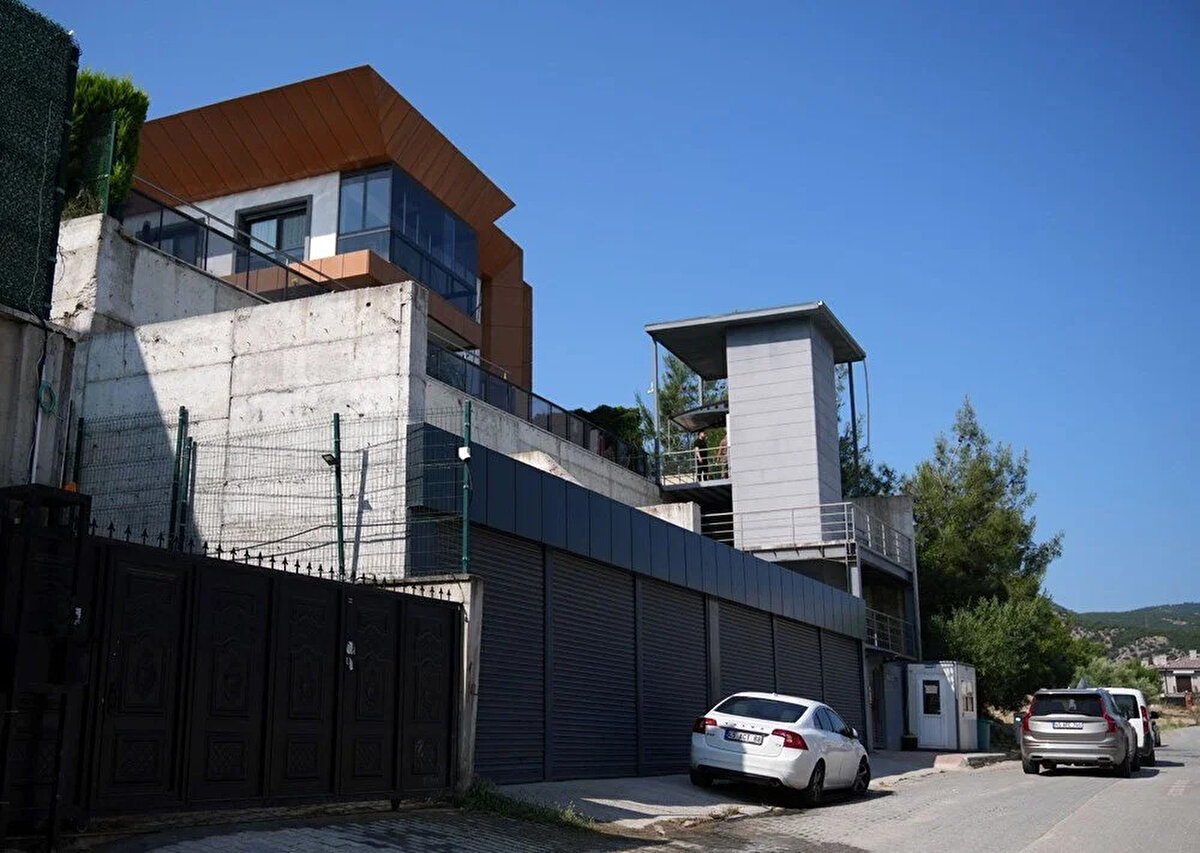 İKİ KİŞİ ŞÜPHELİ SIFATIYLA İFADE VERDİ<br>Manisa Cumhuriyet Başsavcılığı olayla ilgili soruşturma başlattı. Soruşturma kapsamında bir bilirkişi heyeti görevlendirildi. Heyet dün akşam saatlerinde Zeyrek'in evine giderek inceleme yaptı.<br><br>Adalet Bakanı Yılmaz Tunç da, soruşturma kapsamında 1 Cumhuriyet Başsavcıvekili ile 2 Cumhuriyet Savcısı görevlendirildiğini bildirdi.<br><br>Sosyal medya hesabından açıklama yapan Bakan Tunç, paylaşımında şu ifadelere yer verdi: