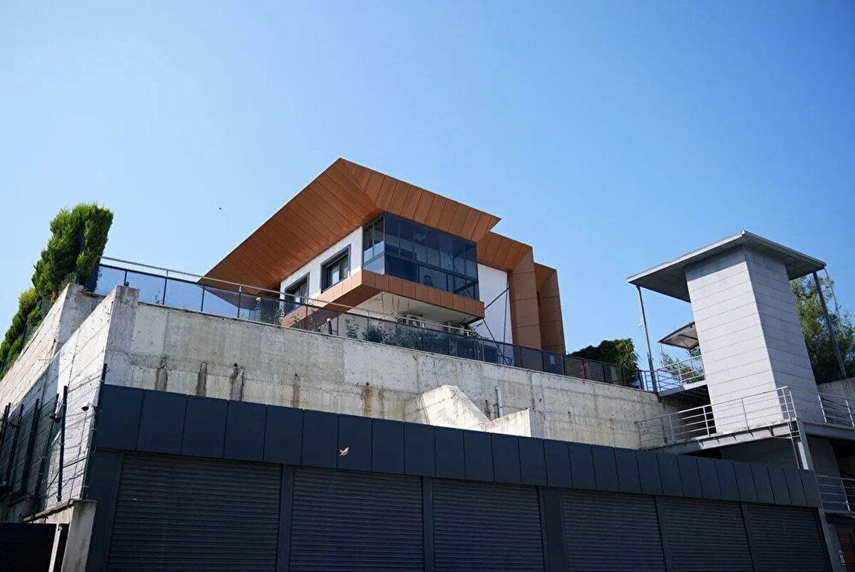 ELEKTRİK MÜHENDİSLERİ ODASI BAŞKANI: TESİSATTA PASLANMA GÖZLEMLENDİ<br>Olay Elektrik Mühendisleri Odası tarafından da takip ediliyor.<br><br>Elektrik Mühendisleri Odası Başkanı Mahir Ulutaş, ilk bulgulara göre elektrik tesisatında ve koruma elemanlarında paslanma gözlemlendiğini dile getirdi.<br><br>Ulutaş ayrıca "Elektrik odası tasarımında ıslak hacimler için uygun olmayan ciddi sorunlar görülmüştür." dedi.<br><br>Ulutaş, yoğun nem sonucu motorda kaçak olduğuna ve koruma ekipmanlarının görevini yapmadığına dikkat çekti.