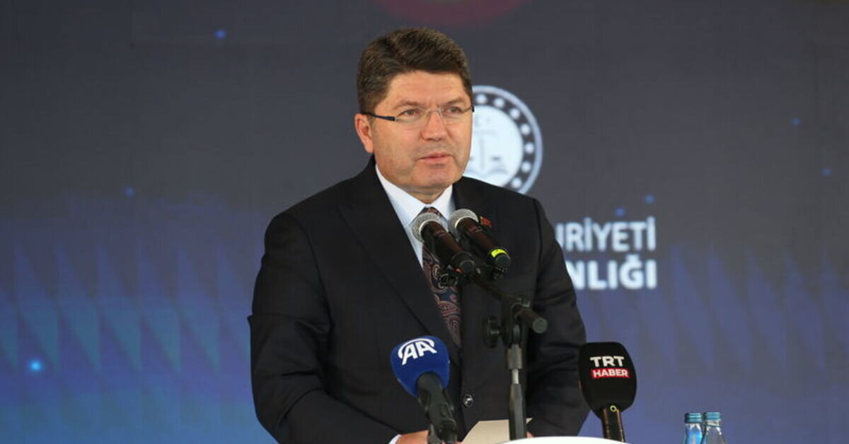 "Olayın ardından aralarında elektrik ve makine mühendisleriyle itfaiye görevlisi ve elektrik teknisyenlerinin de bulunduğu uzman bilirkişi heyetince yapılan ilk incelemelerde, havuzun elektrik tesisatında ve koruma sistemlerinde elektrik kaçağına yol açan teknik arızaların bulunduğu tespit edilmiştir. Söz konusu teknik incelemelere ilişkin ayrıntılı bilirkişi raporu hazırlık çalışmaları titizlikle sürdürülmektedir. Soruşturma kapsamında, ilk etapta havuzun bakım ve onarımından sorumlu kişiler ile olay yerine ilk müdahaleyi gerçekleştiren itfaiye personelinin de aralarında bulunduğu toplam 12 kişinin bilgi amaçlı ifadelerine başvurulmuş ayrıca 2 kişinin de şüpheli sıfatıyla ifadeleri alınmıştır. Soruşturma, olayın tüm yönleriyle aydınlatılması ve varsa ihmal ya da kusuru bulunanların tespiti amacıyla kapsamlı bir şekilde yürütülmekte, tüm deliller dikkatle değerlendirilmektedir. Hastanede tedavisi devam eden Manisa Büyükşehir Belediye Başkanı Ferdi Zeyrek’e geçmiş olsun dileklerimi iletiyor, en kısa sürede sağlığına kavuşmasını temenni ediyorum