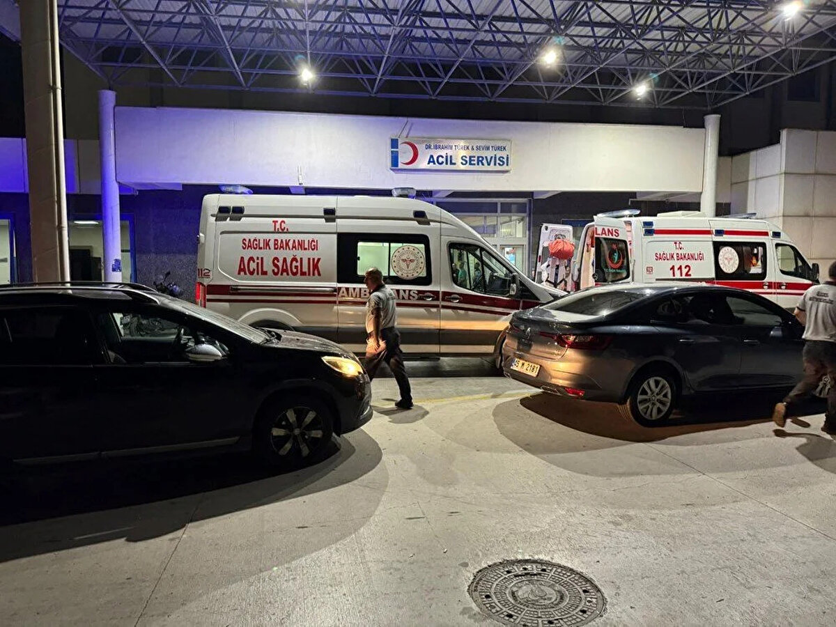 ARIZAYI GİDERMEK İSTERKEN ELEKTRİK AKIMINA KAPILDI<br>Manisa Büyükşehir Belediye Başkanı Ferdi Zeyrek, oturduğu evde havuzun makine dairesindeki arızayı gidermek istedi.<br><br>Elektrik kaçağı nedeniyle akılma kapılan Zeyrek'in kalbi durdu.<br><br>48 yaşındaki Zeyrek, 20-25 dakika temel yaşam desteği uygulanarak hastaneye kaldırıldı.<br><br>