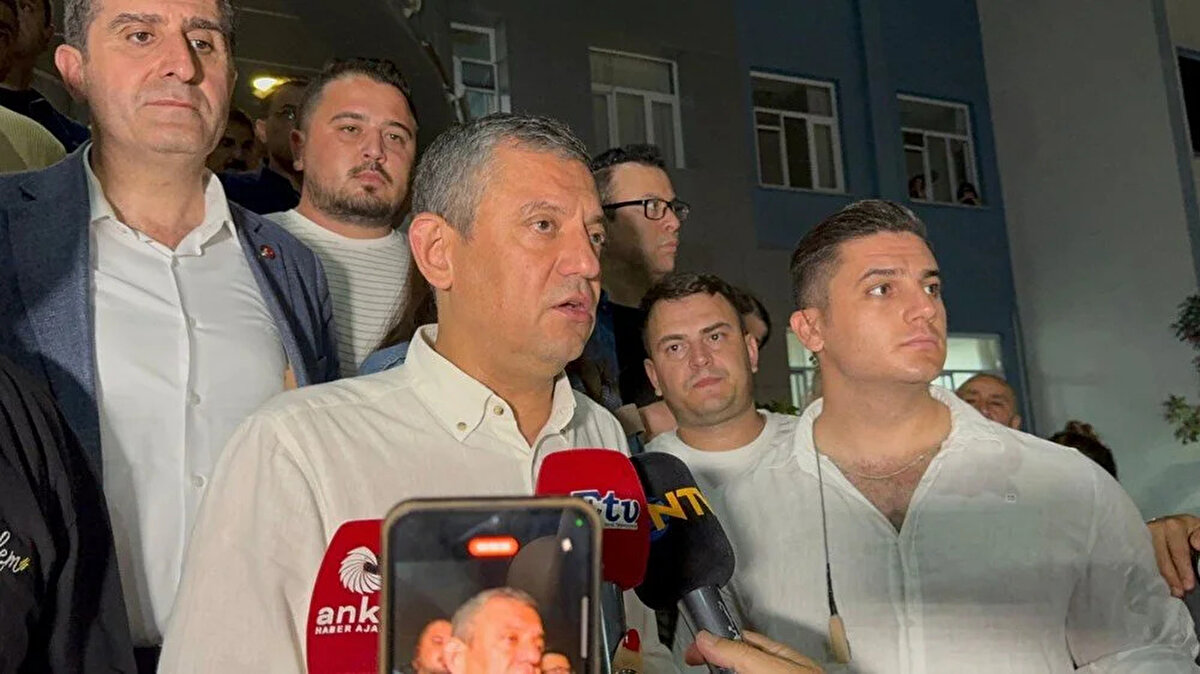 ÖZGÜR ÖZEL BİLGİ ALDI<br>CHP Genel Başkanı Özgür Özel, hastaneye gelerek Zeyrek'in sağlık durumuna ilişkin bilgi aldı.<br><br>Daha sonra gazetecilere açıklama yapan Özel, olayın 23.35 sıralarında, havuzun motorundaki bir arızaya müdahale ederken suya elektrik kaçağı olması nedeniyle meydana geldiğini belirtti.<br><br>Ses gelmesi üzerine Zeyrek'in ailesinin elektrik şalterini indirdiğini ve 112'yi aradığını anlatan Özel, şunları söyledi: