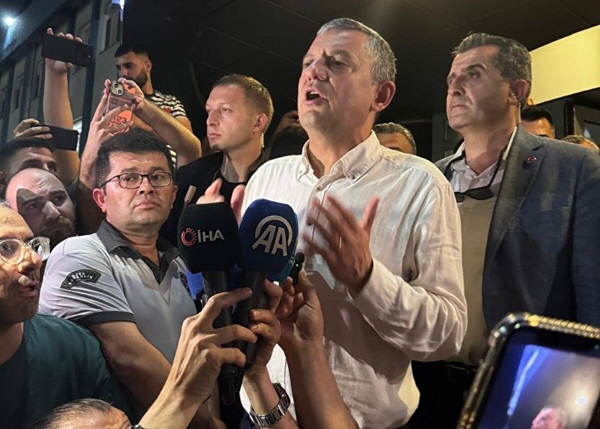 "5-6 dakika içinde ambulans geliyor. Ve durmuş olan kalbine, kalp masajına başlıyorlar. Dakikalarca orada kalp masajı yapıyorlar, sonra da buraya geliyor. Ambulansın ulaştığı andan itibaren doğru bir kalp masajı ve suni solunum yapıldığı için beynine oksijen gittiğini ve 70 dakika süreyle yapılan müdahalenin ilk 6-7 dakikası dışında beynine oksijen gitmiş olduğunu ümit ediyoruz.<br><br>70 dakika sonra ara ara birkaç kez gelen nabzı geriye geldi. Kalbi atmaya başladı. Şu anda kalbi oldukça iyi bir şekilde atıyor, bir destek olmadan çalışıyor. Hepimizin ümidi şudur, hepimizin ümidi bir mucizenin gerçekleşmesi. Aslında mucize 70 dakika sonra kalbin çalışmasıyla gerçekleşti."<br><br>Özel, Belediye Başkanı Zeyrek'in beyin fonksiyonlarında bir hasar oluşup oluşmadığının daha sonra belli olacağını vurgulayarak, "Burada bütün doktorlar, hemşireler, başhekimlik, herkes elinden geleni fazlasıyla yapıyor. Burada bizim sessizce dua etmek dışında yapacağımız bir şey yok. Hepimiz büyük bir şokun içindeyiz. Onu bir kaybettik, geri bulmayı ümit ediyoruz. Çok zor dakikalar yaşıyoruz." diye konuştu.