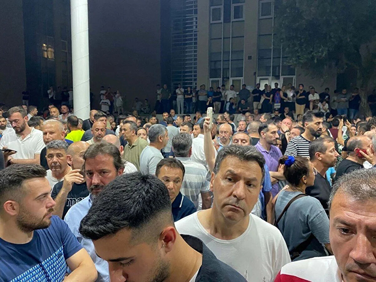 ERDOĞAN VE BAHÇELİ'DEN ÖZEL'E TELEFON<br>Gelişme üzerine Cumhurbaşkanı Recep Tayyip Erdoğan ve MHP Genel Başkanı Devlet Bahçeli, Özgür Özel'i telefonla aradı.<br><br>Her iki isim de Özel'e geçmiş olsun dileklerini iletti.