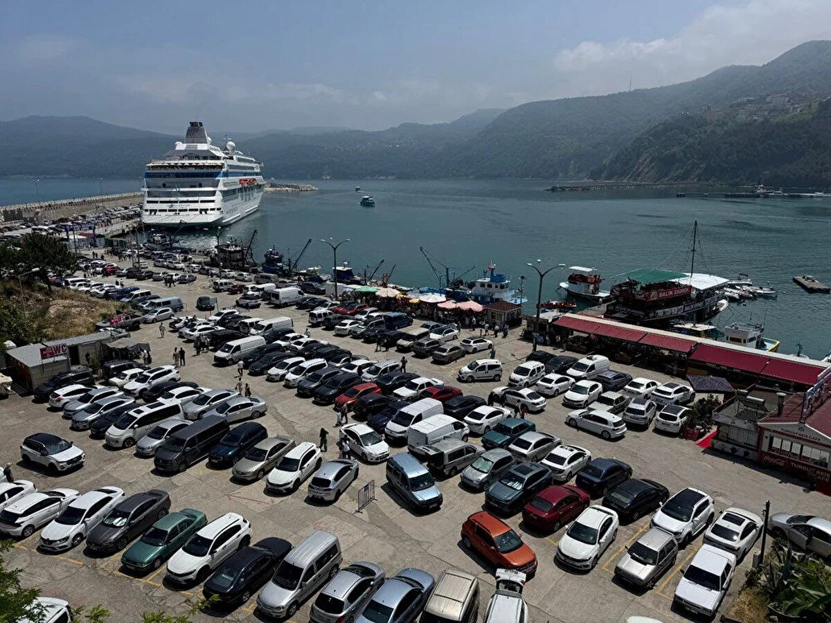 Kurban Bayramı tatilini geçirmek için tarihi yapıları ve doğal güzellikleriyle ünlü Bartın'ın Amasra ilçesine gelenler yoğunluk oluşturdu.<br><br>