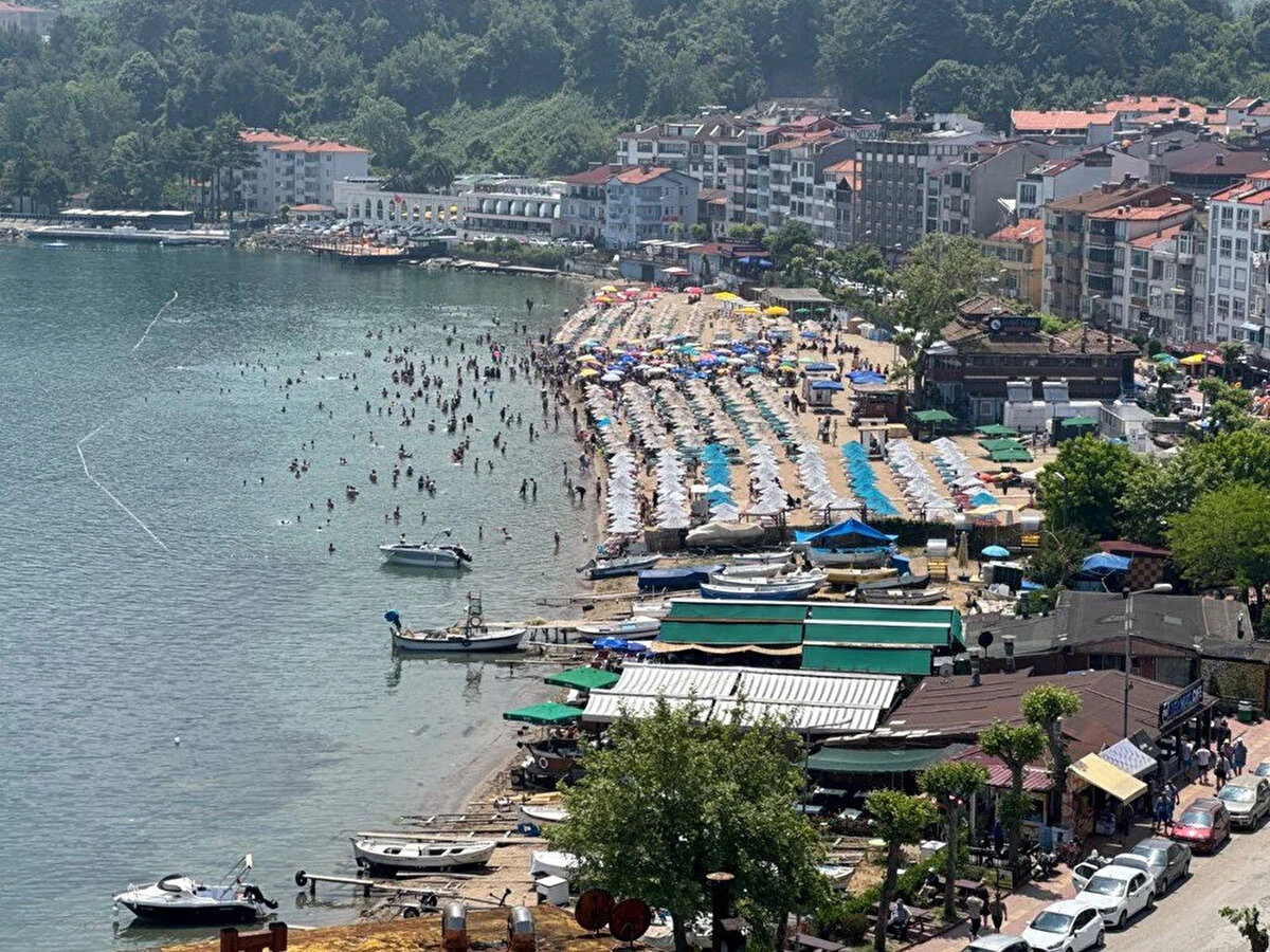 "GÜNÜBİRLİK 60 BİN TURİST AĞIRLIYORUZ"<br>Amasra Belediye Başkanı Recai Çakır, ilçede 3 bin yatak kapasitesine sahip otel ve pansiyonların tamamının dolduğunu, binlerce günübirlik turistin ilçeye akın ettiğini söyledi.<br><br>Ankara'nın en yakın sahili olan ilçenin bu bayram tatilinde de ciddi yoğunluk yaşadığını aktaran Çakır, "Gelenlerin büyük çoğunluğunu Ankaralılar oluşturdu. İlçemizde Büyük ve Küçük Liman mevkisindeki plajımız doldu. Merkezdeki tüm otoparkların dolması nedeniyle sürücüleri ilçe girişindeki mahallelere ve TTK Amasra Müessesesi alanına yönlendiriyoruz. Bayram tatilinde 6 bin nüfuslu ilçemizde günübirlik yaklaşık 60 bin yerli ve yabancı turist ağırlıyoruz. İlçemizdeki bu yoğunluk, bayram tatili sonuna kadar devam edecektir." diye konuştu.