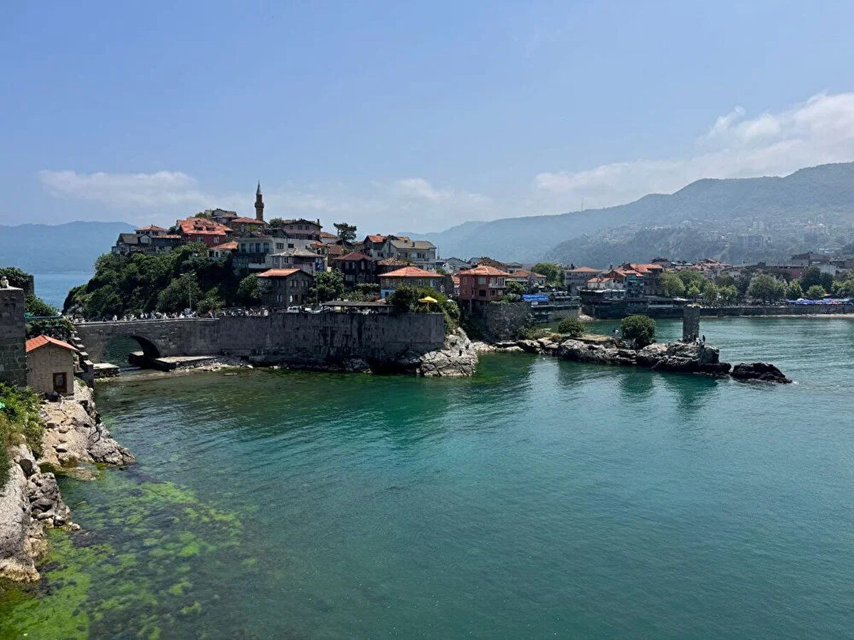 Helenistik, Arkaik, Klasik, Roma, Bizans, Ceneviz, Selçuklu ve Osmanlı dönemlerine ait çok sayıda eserin bulunduğu ilçede, Büyük ve Küçük Liman mevkisindeki plajlarda, bayramın üçüncü gününde yoğunluk yaşandı.<br><br>