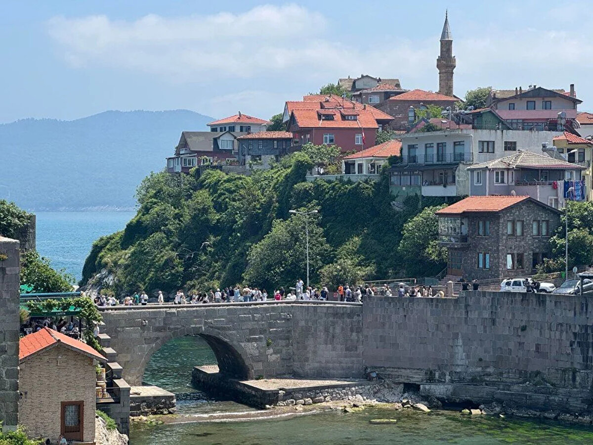 Amasra Kalesi ile 2015'te UNESCO Dünya Mirası Geçici Listesi'ne eklenen, el değmemiş koyları, temiz kumsalları, az dalgalı denizi ve doğayla bütünleşen güzelliklerinin yanı sıra balık ağırlıklı mutfak kültürüyle yerli ve yabancı turistlerin ilgisini çeken Amasra, bayramda ilgi görüyor.<br><br>
