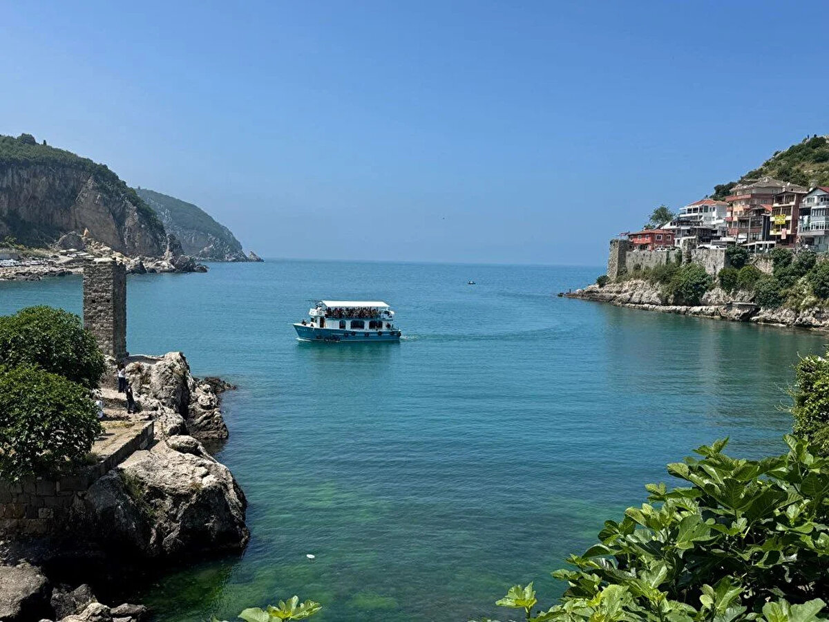 İlçe girişinde uzun araç kuyruğu oluşurken, merkezdeki park alanlarının dolması nedeniyle sürücüler Türkiye Taşkömürü Kurumu (TTK) Amasra Müessesesi alanına yönlendirildi. Hava sıcaklığının 25 derece ölçüldüğü ilçede Çekiciler Çarşısı, Büyük Liman, Amasra Kalesi, Kemere Köprüsü ve Kültür Parkı'nda vakit geçiren tatilciler, mendirek ve kayalıklarda bol bol fotoğraf çektirdi.<br><br>