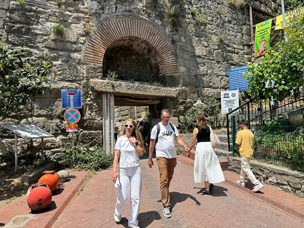 Amasra Kültür ve Turizm Derneği Başkanı Hüseyin Boran da ilçede tur organizasyonları ve günübirlik ziyaretçilerle ciddi yoğunluk yaşandığını kaydetti.<br><br>Boran, ilçede konaklama talebini karşılamakta güçlük çektiklerini dile getirerek, "Özellikle bugün ilçe girişinde yaklaşık 3 kilometrelik araç kuyruğu oluştu. Misafirlerimiz ilçe merkezine girmekte dahi güçlük çekiyor. Rusya'nın Soçi kentinden 'Astoria Grande' adlı kruvaziyerin de 1060 yolcuyla gelmesi, ilçedeki bayram yoğunluğunu artırdı." ifadelerini kullandı.
