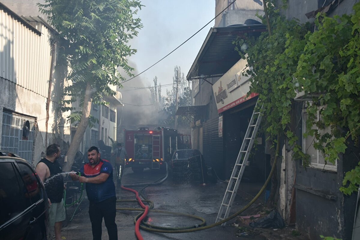 Söndürme çalışmaları sürürken, yangının çıkış nedenin araştırıldığı belirtildi