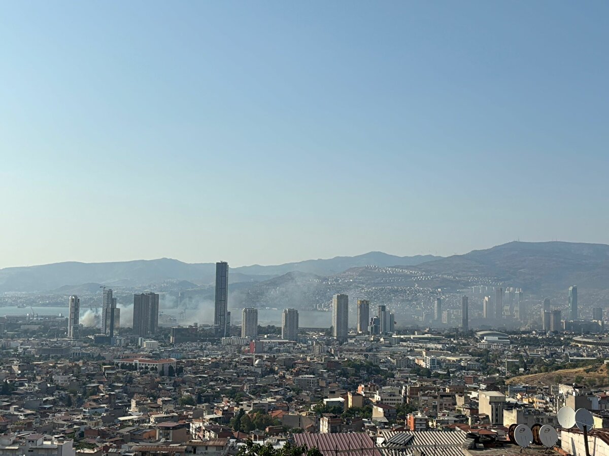 Gökyüzüne yükselen dumanlar kentin çeşitli noktalarından görüldü.