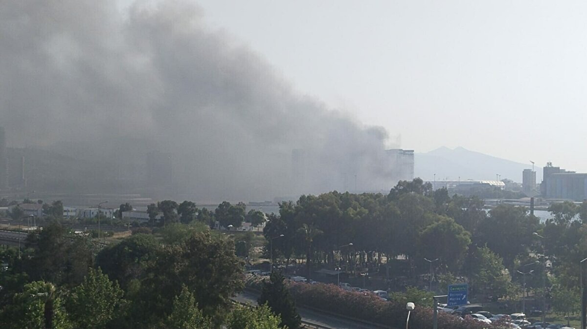 Konak ilçesi, Alsancak semti, Şehitler Caddesi 1514 Sokak'taki eski bir basma sanayi fabrikasının bahçesinde, bugün saat 17.00 sıralarında, 4 ayrı noktada yangın çıktı.