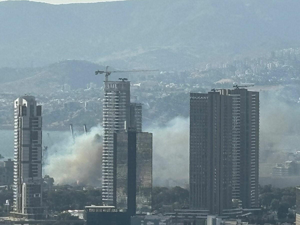 Aynı saatlerde fabrikanın yakınındaki 1510 Sokak üzerinde bulunan bir TIR garajından da alevler yükselmeye başladı.