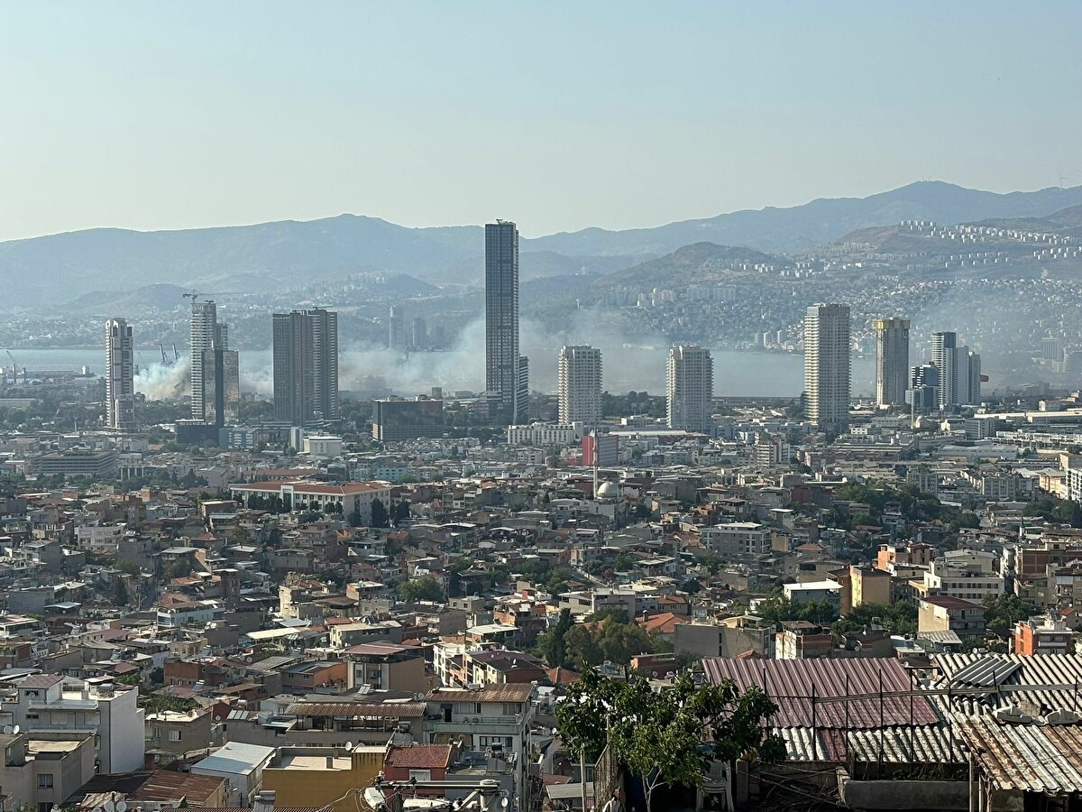 Bölgeden yükselen yoğun dumanı fark eden çevredekilerin ihbarı üzerine itfaiye ve polis ekipleri sevk edildi.