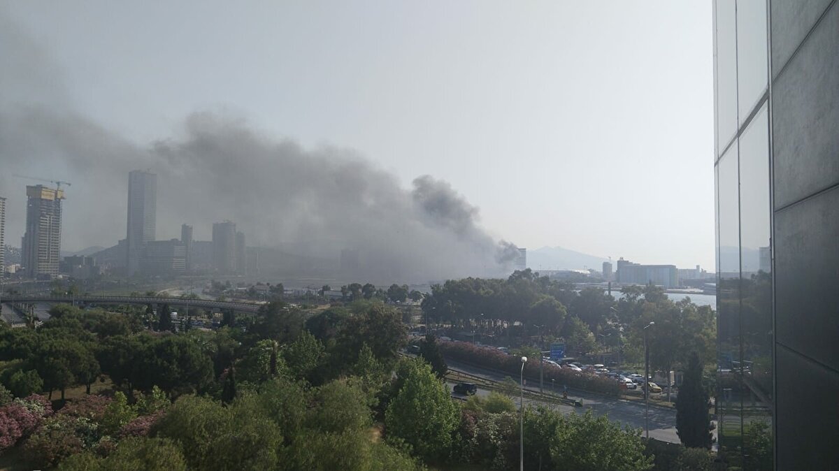 İtfaiye ekipleri, alevlere su sıkarak müdahale etti. Alevlerin sıçradığı park halindeki bazı kamyon ve TIR'lar ile bir evin çatısında maddi hasar meydana geldi.