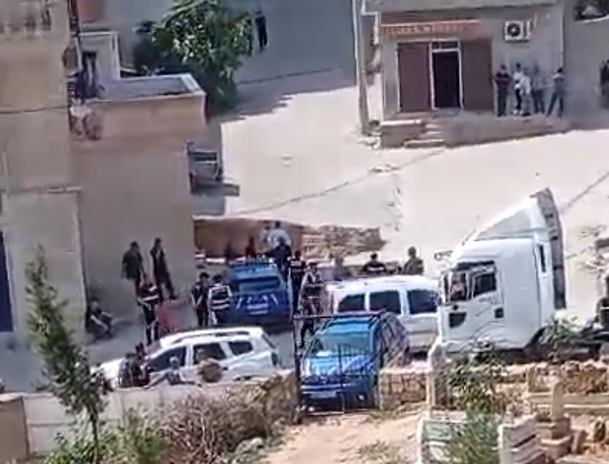 Alevler park halindeki bazı TIR ve kamyonlar ile bir evin çatısına da sıçrarken, itfaiye ekiplerinin söndürme çalışmaları sürüyor.