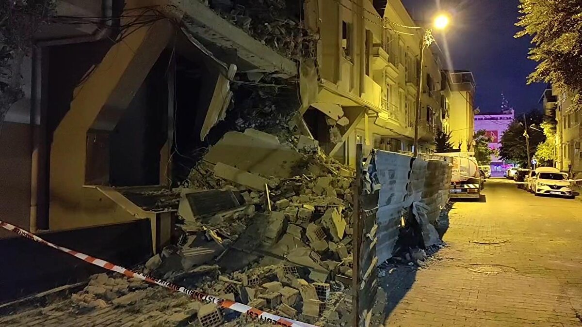 İhbar üzerine bölgeye polis, itfaiye ve zabıta ekipleri sevk edildi.