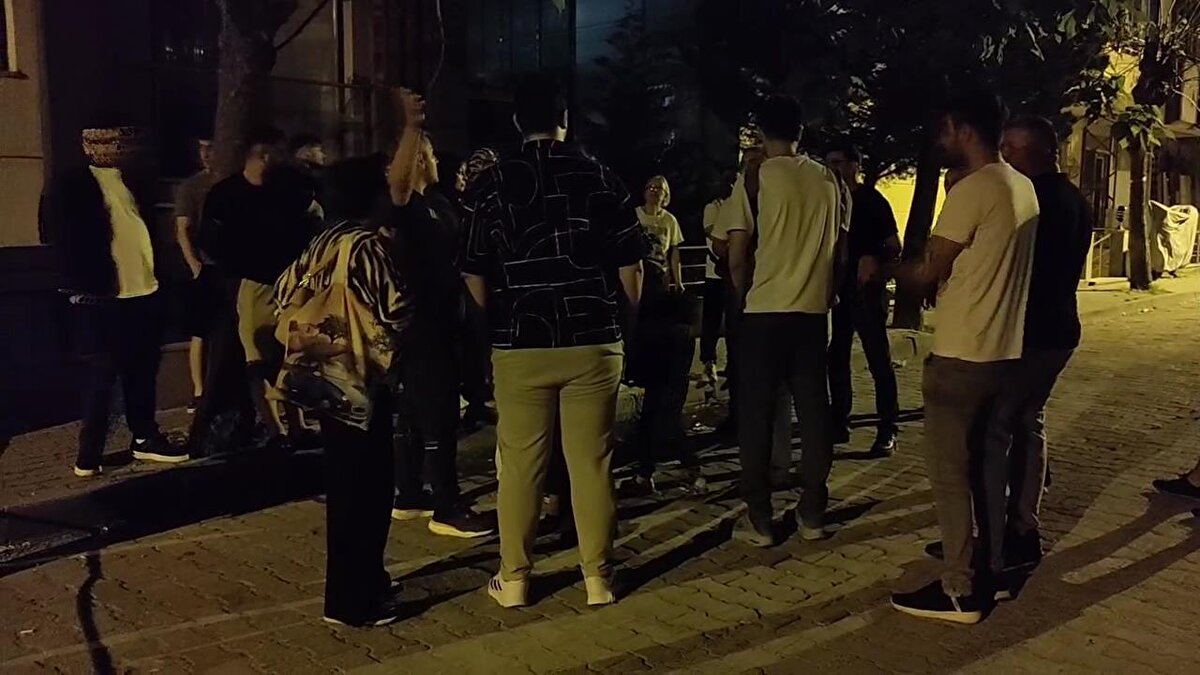 Cihangir Mahallesi Düz Sokak'ta kentsel dönüşüm çalışmaları kapsamında yıkımına başlanan ve Kurban Bayramı nedeniyle çalışmalara ara verilen 6 katlı binada kısmi çökme meydana geldi.