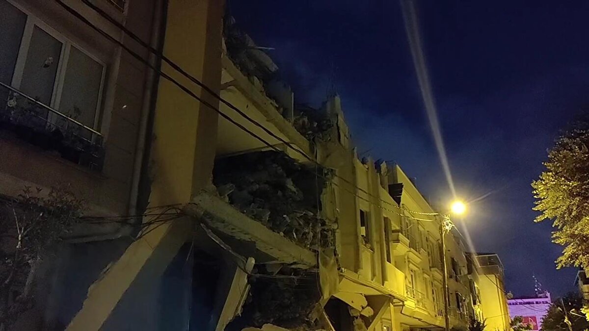 Binanın çevresine güvenlik şeridi çeken ekipler, sokağı araç ve yayaların geçişine kapattı.