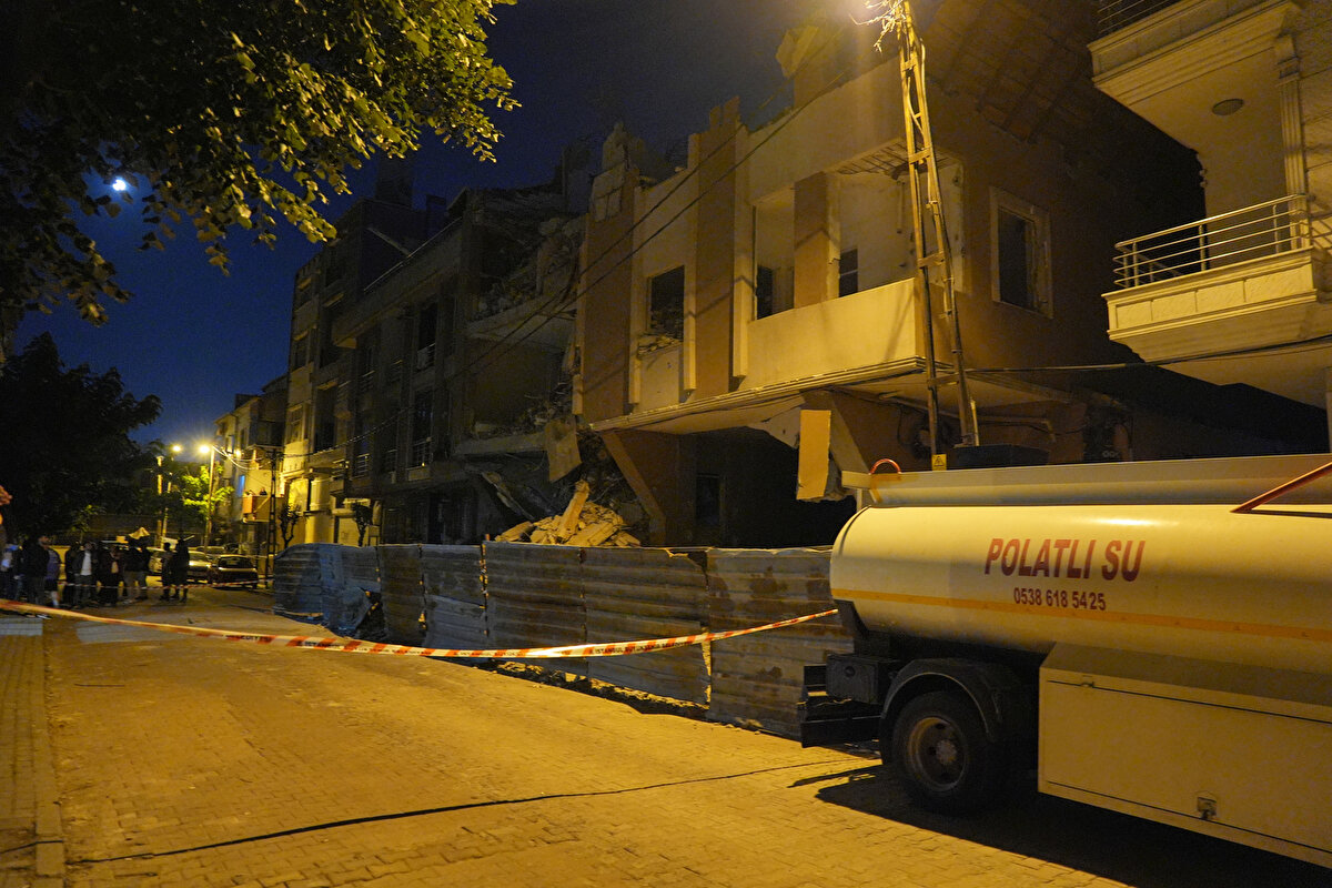 Yapılan incelemelerin ardından çökme yaşanan binanın bitişiğindeki apartmanlar tedbir amaçlı tahliye edildi.