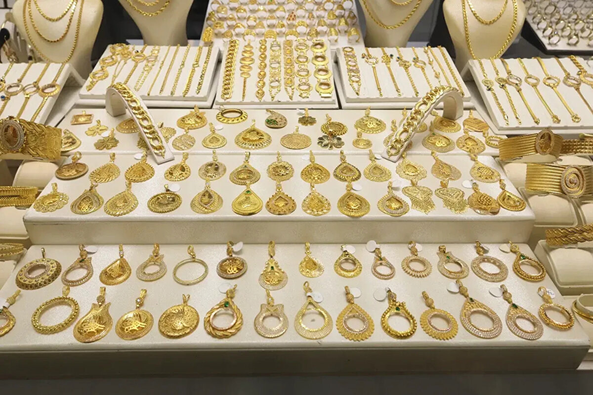 Güncel verilere göre, Kurban Bayramı’nın üçüncü gününe denk gelen 8 Haziran Pazar günü altının gram fiyatı 4 bin 175 lira seviyesinde. 