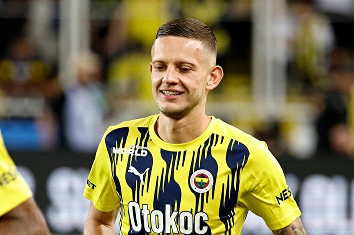 İtalyan futbolunun köklü ekiplerinden Lazio'nun, Fenerbahçe'nin başarılı orta saha oyuncusu Sebastian Szymanski'yi transfer etmek için harekete geçtiği öne sürüldü. <br><br>