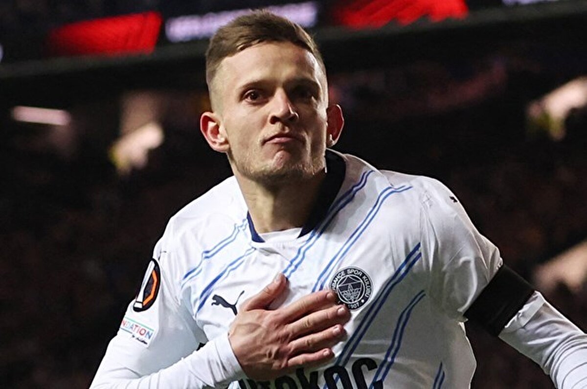 Fanatik gazetesinin haberine göre, Lazio cephesi Szymanski için somut adımlar atmaya hazırlanıyor. Haberde, İtalyan kulübünün önümüzdeki günlerde Fenerbahçe'ye resmi bir transfer teklifi sunacağı belirtildi.<br><br>