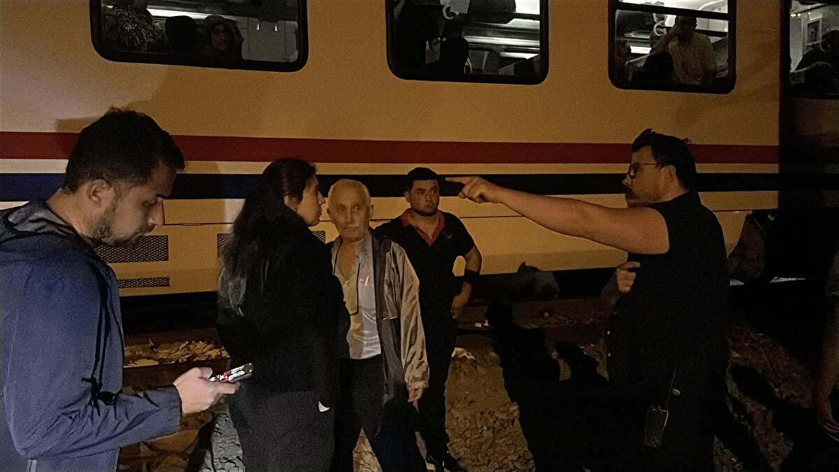 Çarpışmanın şiddetiyle araç tren yolu yanındaki araziye sürüklendi.