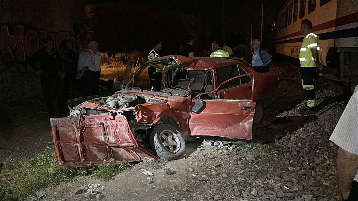  Ankara-İzmir seferi yapan yolcu treni, Bosnalı sokak üzerine geldiğinde tren rayları üzerinde park halinde olan 26 PY 990 plakalı otomobile çarptı. 