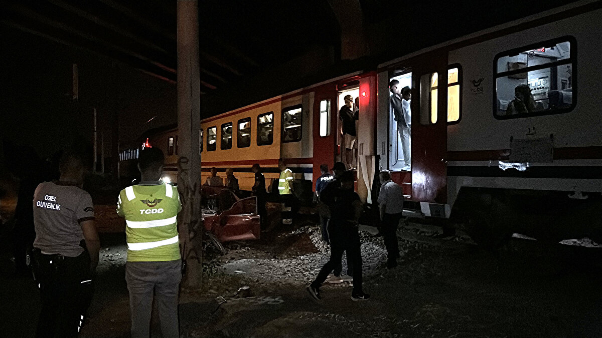 Makinist ifadesinde, çarpışmanın hemen öncesinde araç sürücüsünün otomobilden inerek kaçtığını belirtti.