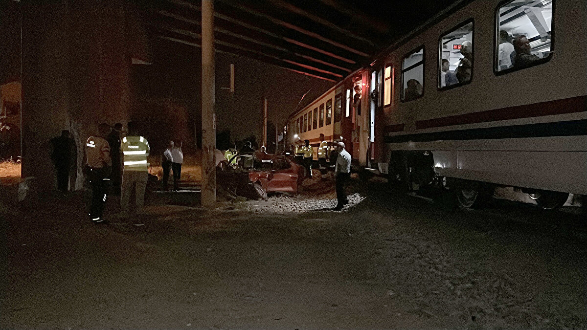 İhbar üzerine olay yerine gelen polis ekipleri, firar eden sürücünün kimliğinin belirlenerek yakalanması için çalışma başlattı. 