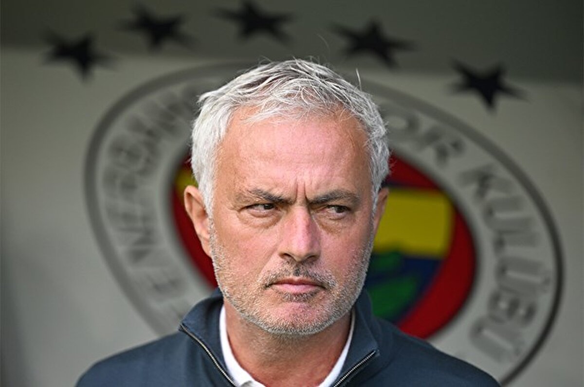 Haberde Fenerbahçe'nin Mourinho ile yollarını ayırmak istediği ancak 15 milyon euroluk tazminatın, yönetimin elini kolunu bağladığı ifade edildi.<br><br>