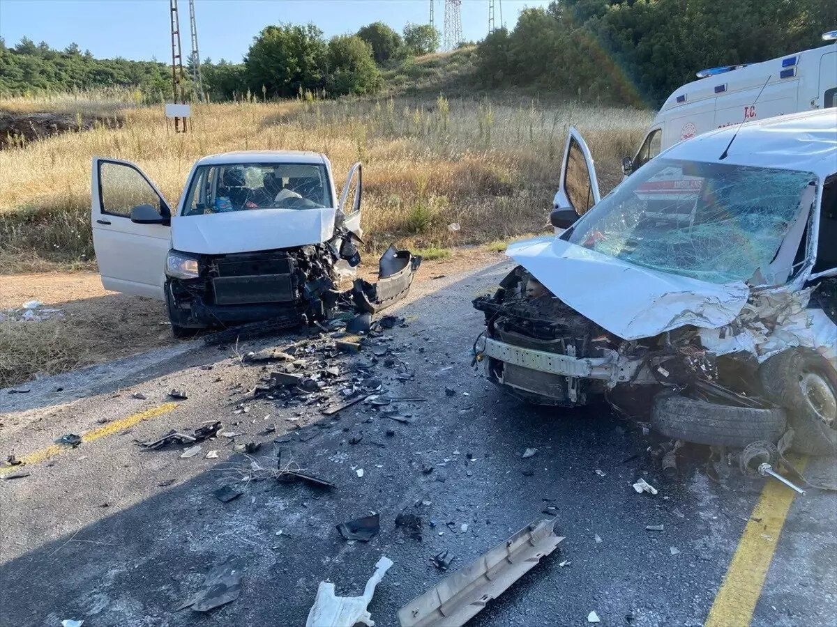 Kaza yerinden habersiz ayrılana hapis cezası<br><br>TBMM Adalet Komisyonu Başkanı Cüneyt Yüksel, kurallara uymayanların para cezasının yanında hapis cezasıyla da karşılaşabileceğini aktardı:<br><br>"Teklifle öncelikle ölümlü veya yaralanmalı trafik kazalarında zaruret dışında trafik zabıtasının iznini almadan olay yerinden ayrılan sürücülere idari para cezasına ek olarak 1 yılda 3 yıla kadar hapis cezası öngörülmektedir." 