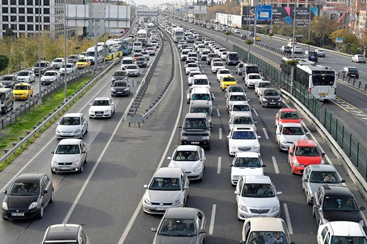 Trafik akışını engelleyenler 90 bin lira idari para cezası ödeyecek.