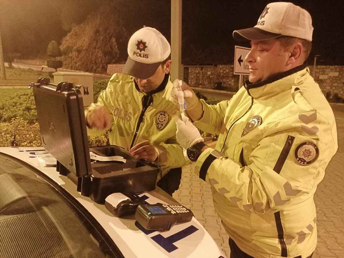 Uyuşturucu madde aldığı tespit edilen sürücülere 150 bin lira idari para cezası uygulanacak, sürücü belgeleri iptal edilecek.