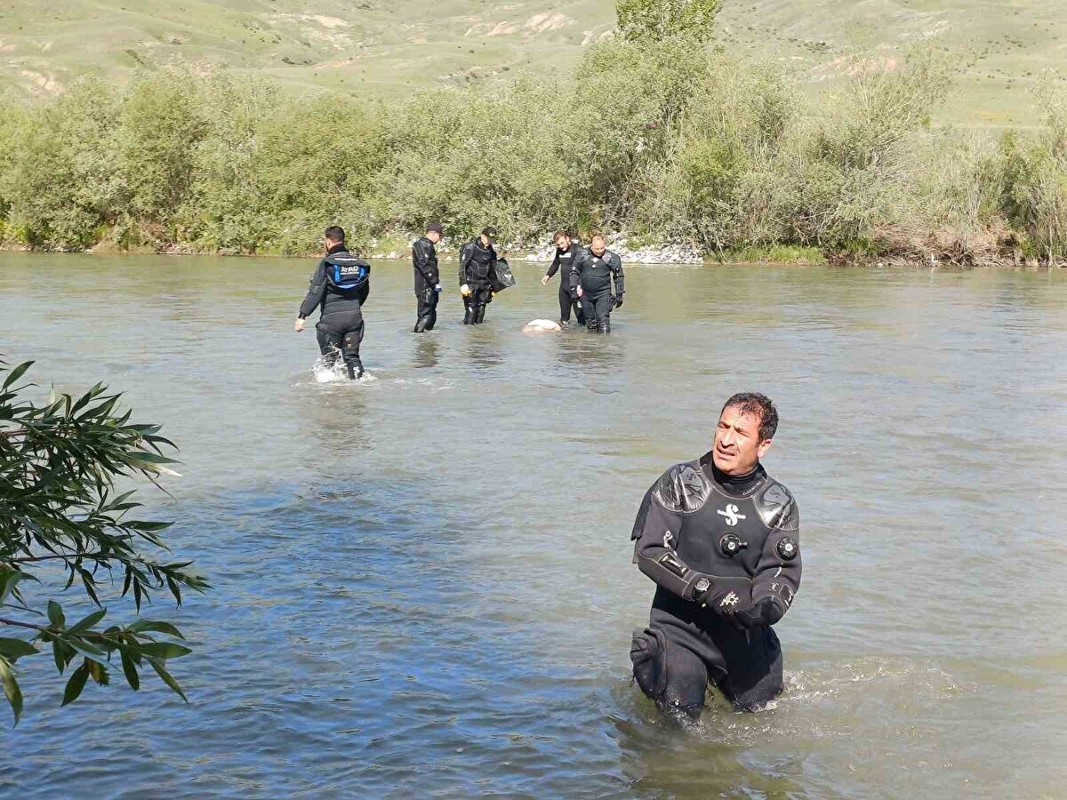 Edinilen bilgiye göre, Köprüköy ilçesine bağlı Kayabaşı mahallesi mevkilinde balık tutmak için Aras Nehrine giren Serkan Akbaba (36) boğularak yaşamını kaybetti.