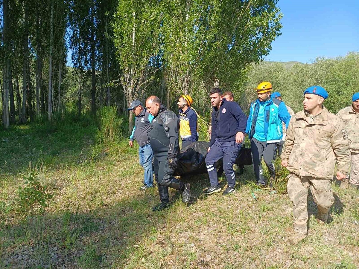 Sabah erken saatlerde başlanan arama çalışmalarında kayıp vatandaşın cansız bedenine suya ilk düştüğü noktadan 2 kilometre mesafede ulaşıldı.