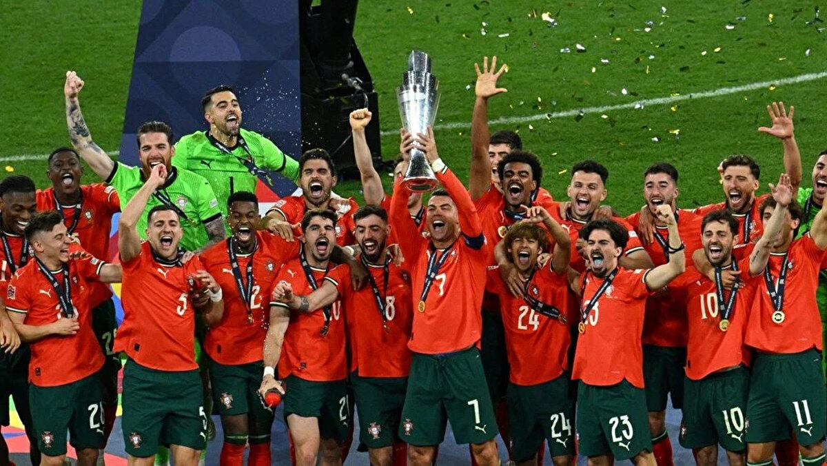 UEFA Uluslar Ligi'nde şampiyon belli oldu.<br><br>Portekiz ile İspanya'nın karşılaştığı dev final sonuçlandı.<br><br>Almanya'nın Münih şehrindeki Allianz Arena'da oynanan maç 2-2 eşitlikle uzatmalara gitti. Uzatmalarda da eşitlik bozulmayınca penaltı atışlarına geçildi.