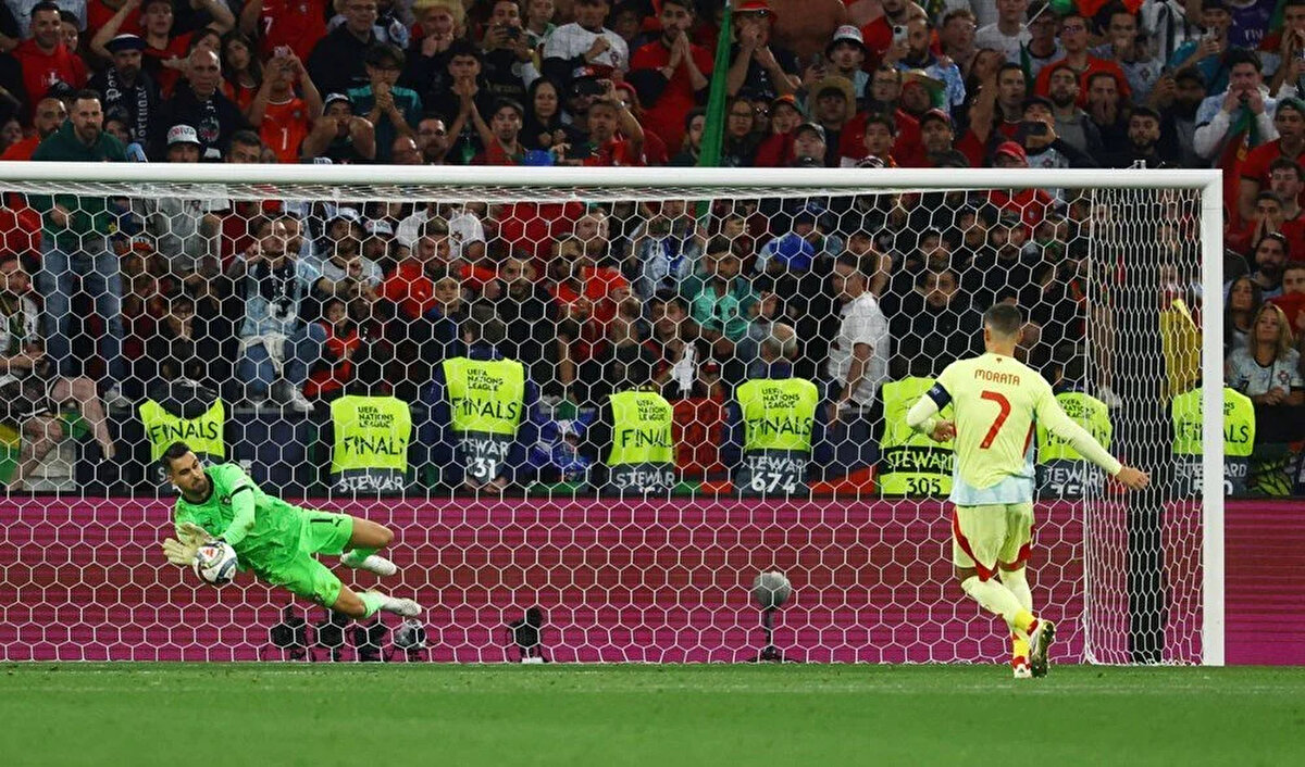 Galatasaraylı Morata'nın kaçırdığı penaltı sonrası Portekiz kupayı müzesine götürdü. <br><br>