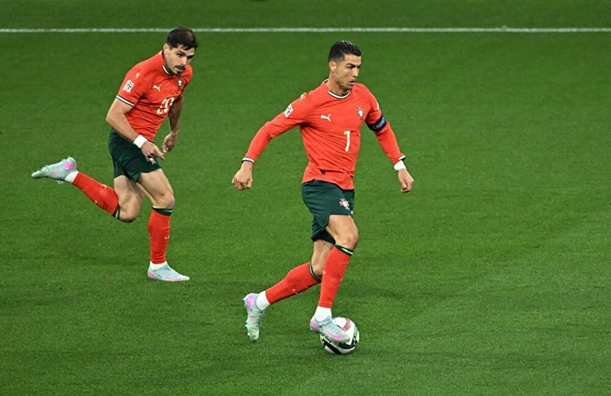 Turnuvanın ev sahibi Almanya'yı yarı finalde 2-1 yenerek adını şampiyonluk maçına yazdıran Portekiz, 2019'un ardından bir kez daha kupayı kazanmayı hedefliyordu.<br><br>