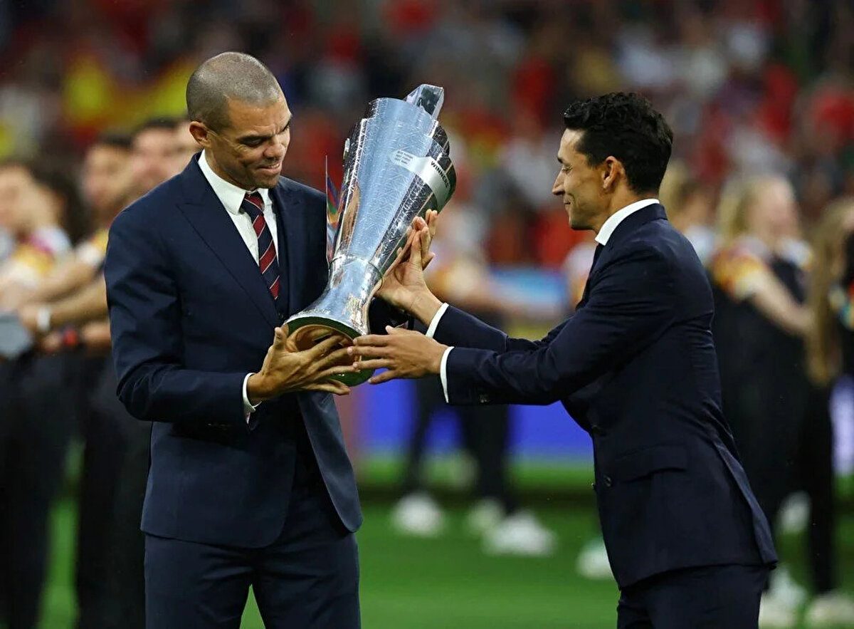 Tarihi maçta Fransa'yı 5-4 mağlup eden son Avrupa ve Uluslar Ligi şampiyonu İspanya unvanını korumak için sahaya çıkmıştı.<br><br>Matadorlar, bu yıl dördüncüsü düzenlenen Uluslar Ligi'nde üst üste üçüncü kez final maçında boy göstermiş oldu.