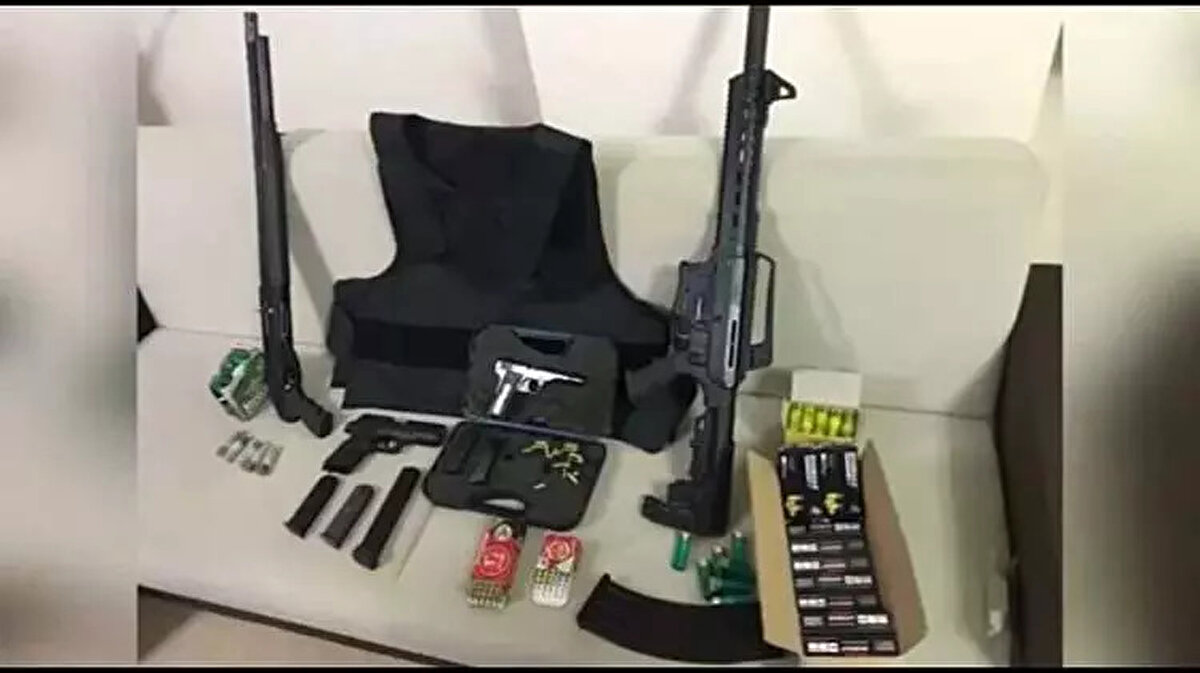 İddianamede bir yarışma programıyla tanınan Turabi Çamkıran'ın kız arkadaşına ruhsatsız tabanca temin ettiği ortaya çıktı.