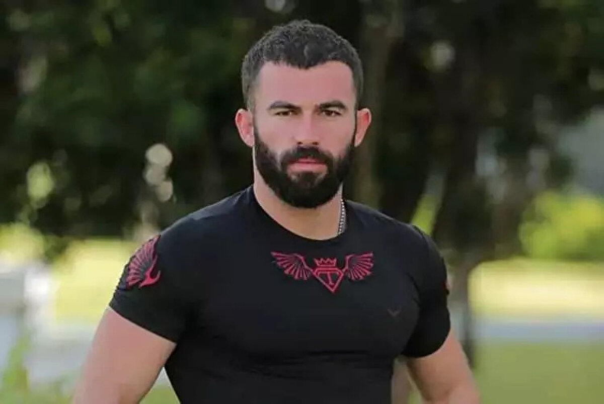 Dosyada sanık Mevlüt Şeker'in satıcı, Çamkıran'ın temin edici, kız arkadaşı T.A.A.'nın da alıcı olduğu anlatıldı.