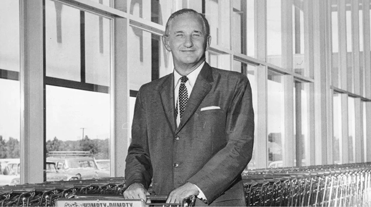 Oklahoma'da Standard Food Markets ve Humpty Dumpty (İflas etmek üzereyken satın almıştı) mağazalarının sahibi Sylvan Goldman bu fikrin arkasındaki isimdi. ABD'li süpermarket sahibi Goldman 1937 yılında müşterilerinin daha fazla harcama yapmasını sağlayacak bir yol buldu. Goldman müşterilerin sepetleri dolduğunda veya çok ağırlaştığında alışverişi bıraktıklarını gözlemledi. Önce, çalışanlara, sepeti dolan müşterilere ikinci bir sepet verme ve dolu sepeti kasada tutma talimatını verdi.