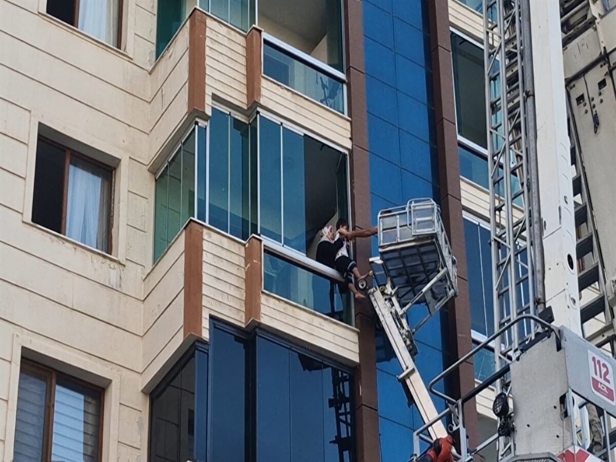 İşlemlerin ardından 5 şüpheli, adliyeye sevk edildi.<br><br>Şüphelilerden yapı denetim sorumlusu B.C. ve müteahhit M.A. çıkarıldıkları sulh ceza hakimliğince "taksirle birden fazla kişinin ölümüne ve yaralanmasına neden olmak" suçundan tutuklandı, diğerleri adli kontrol kararıyla serbest bırakıldı.